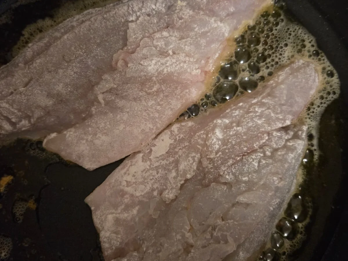 Steierischer Barramundi finkenweder Art mit Ingwer-Mango Beurre Blanc und Petersilienwurze - Rezept - Bild Nr. 17618