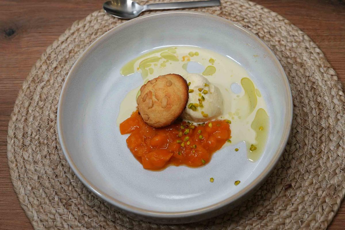 Rezept: Vanilleeis mit Aprikosen-Ragout und Mandel-Pinienkern-Keksen Bild Nr. 17610 Vanilleeis mit Aprikosen-Ragout und Mandel-Pinienkern-Keksen - Rezept - Bild Nr. 17610