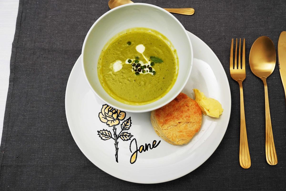 Erbsen-Minz-Suppe mit Backofen-Erbsen, Scones und Zitronenbutter - Rezept - Bild Nr. 17610