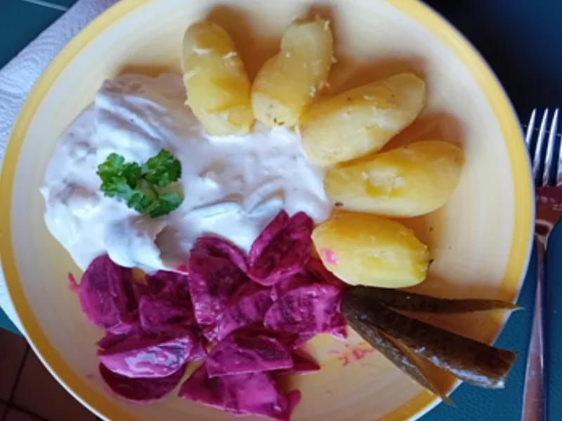 Heringsfilet in Sahnesauce mit Pellkartoffeln und Rote-Bete-Salat - Rezept - Bild Nr. 3