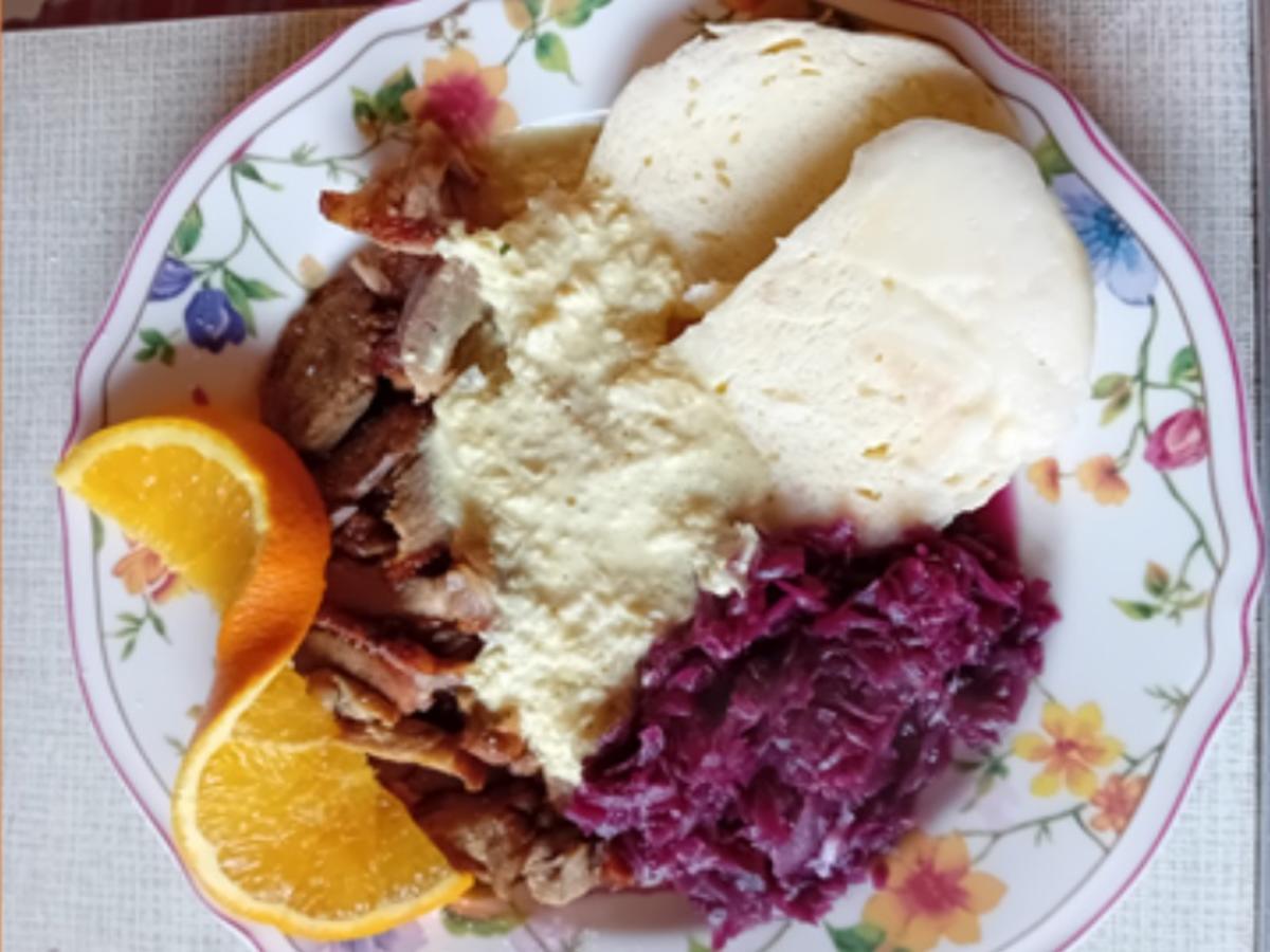 Knusperente mit Rahm-Zwiebelsauce, Rotkohl und Böhmischen Knödeln - Rezept - Bild Nr. 2