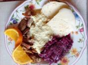 Knusperente mit Rahm-Zwiebelsauce, Rotkohl und Böhmischen Knödeln - Rezept - Bild Nr. 2