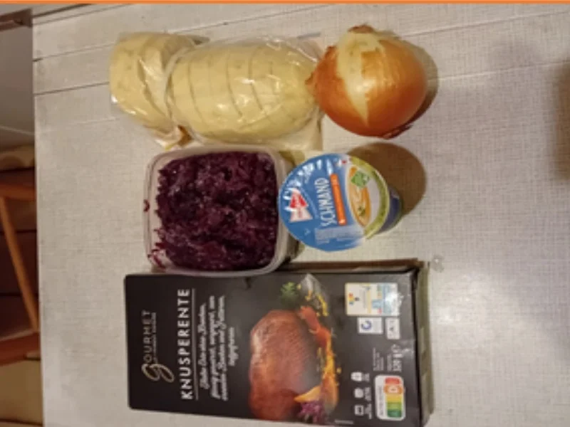 Knusperente mit Rahm-Zwiebelsauce, Rotkohl und Böhmischen Knödeln - Rezept - Bild Nr. 3