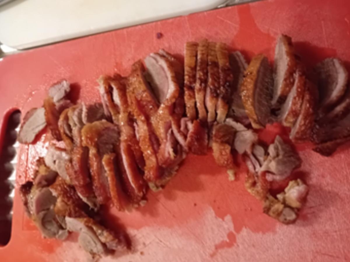 Knusperente mit Rahm-Zwiebelsauce, Rotkohl und Böhmischen Knödeln - Rezept - Bild Nr. 7