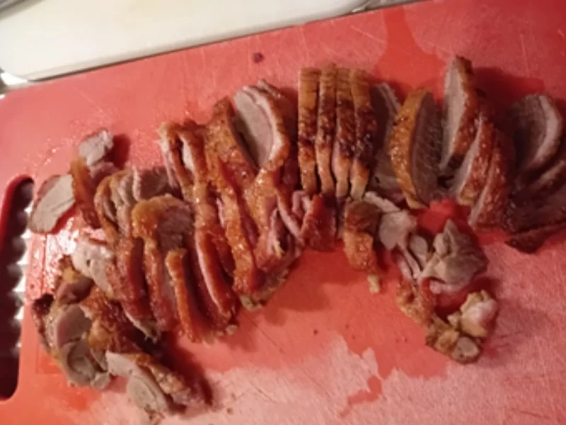 Knusperente mit Rahm-Zwiebelsauce, Rotkohl und Böhmischen Knödeln - Rezept - Bild Nr. 7