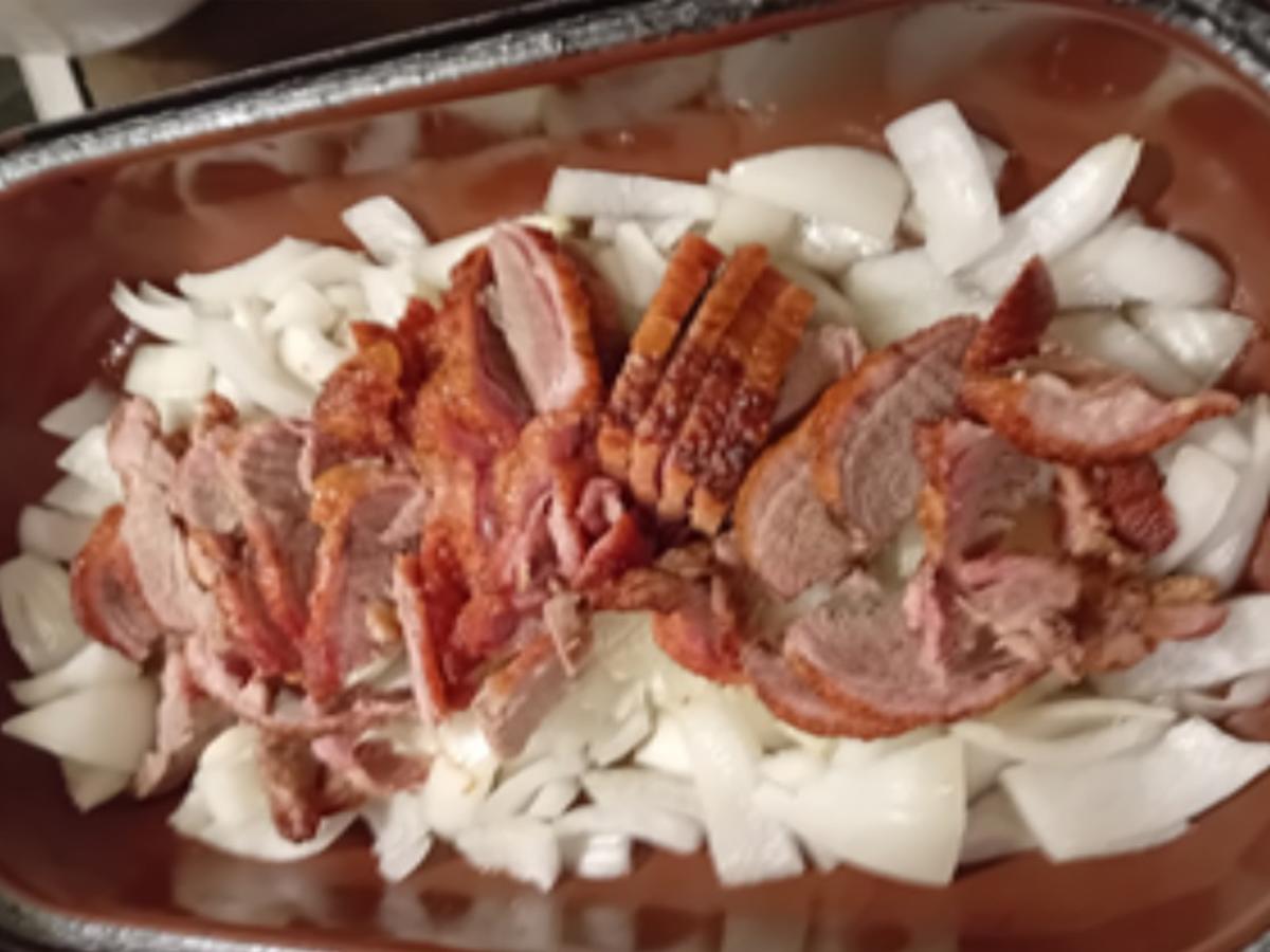 Knusperente mit Rahm-Zwiebelsauce, Rotkohl und Böhmischen Knödeln - Rezept - Bild Nr. 8