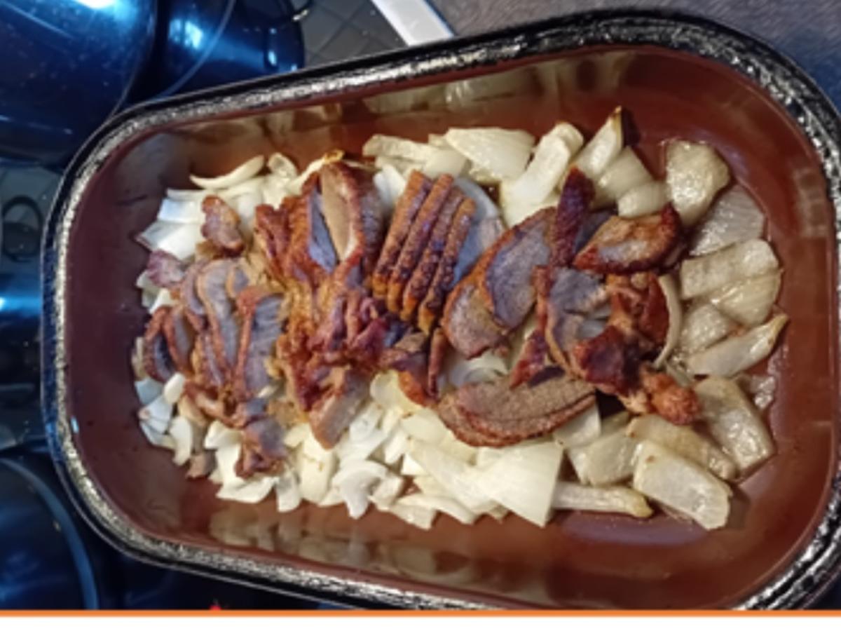 Knusperente mit Rahm-Zwiebelsauce, Rotkohl und Böhmischen Knödeln - Rezept - Bild Nr. 9