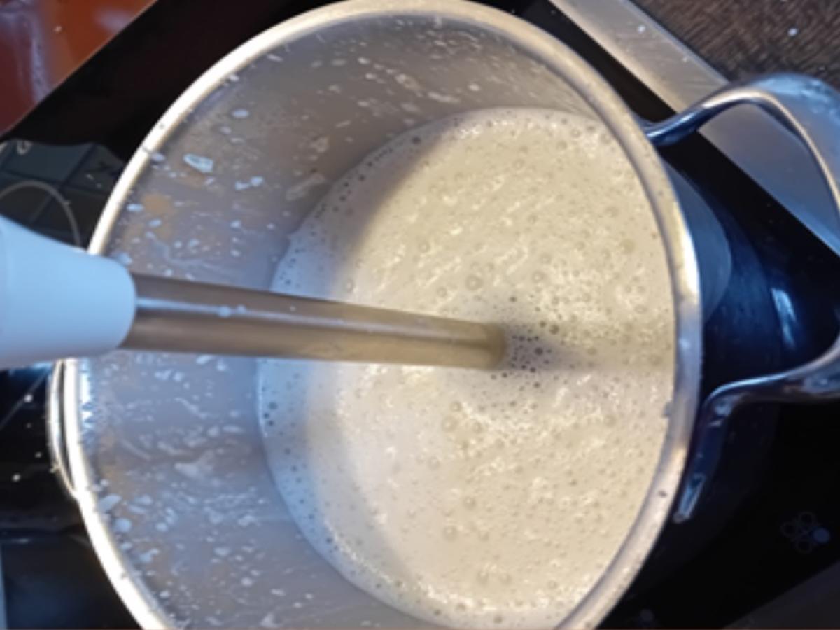 Knusperente mit Rahm-Zwiebelsauce, Rotkohl und Böhmischen Knödeln - Rezept - Bild Nr. 10