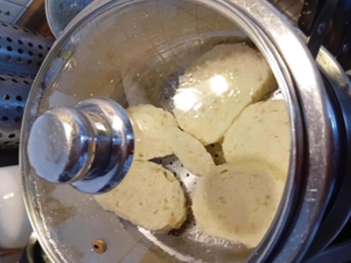 Knusperente mit Rahm-Zwiebelsauce, Rotkohl und Böhmischen Knödeln - Rezept - Bild Nr. 12