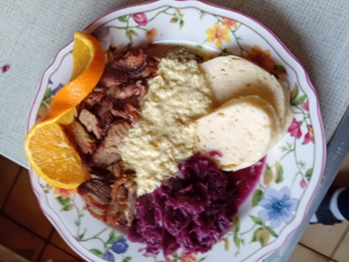Knusperente mit Rahm-Zwiebelsauce, Rotkohl und Böhmischen Knödeln - Rezept - Bild Nr. 13