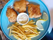 Kabeljaufilet im Bier-Teig mit Pommes-Frites und Rote-Bete-Salat - Rezept - Bild Nr. 2