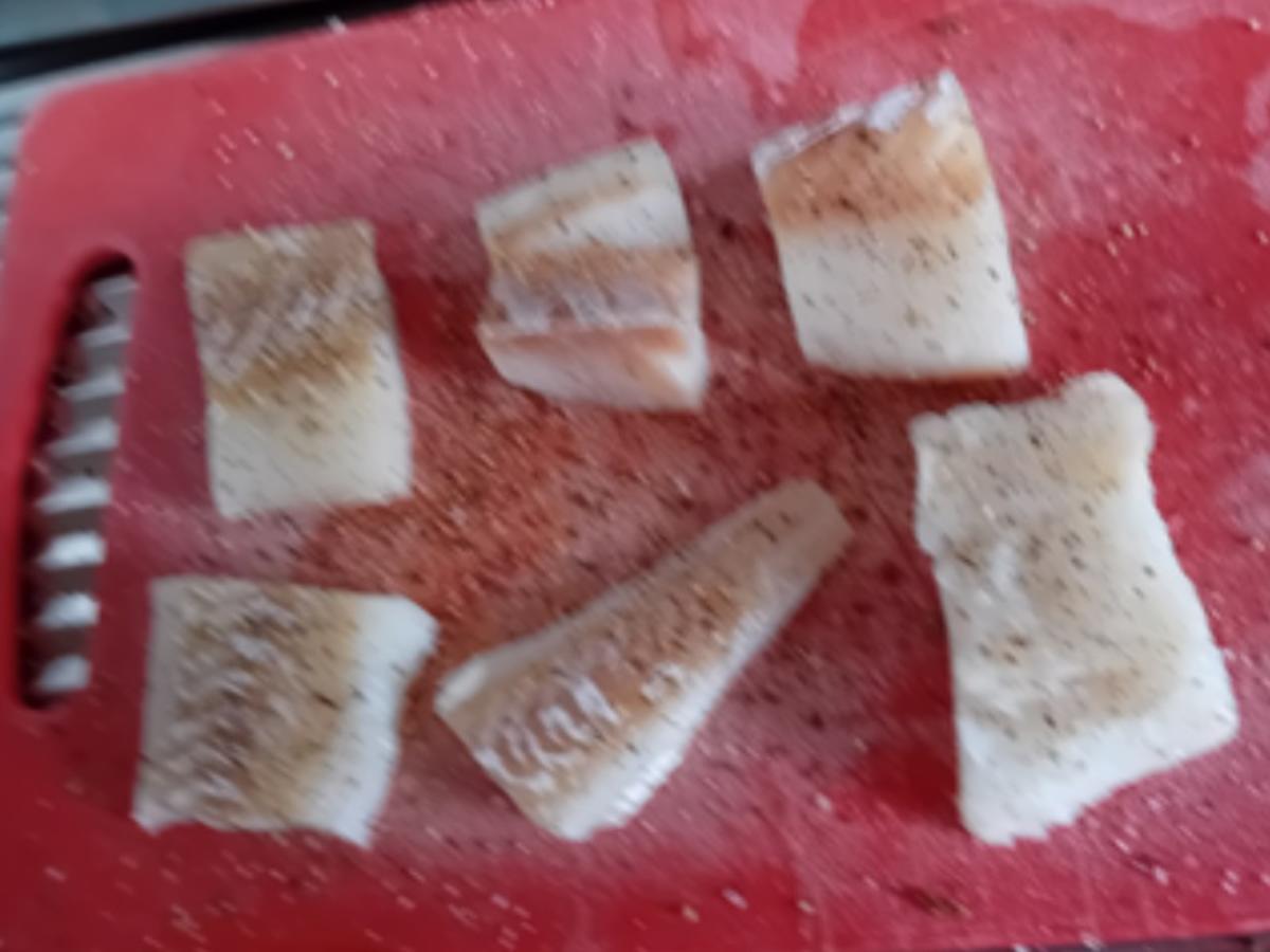 Kabeljaufilet im Bier-Teig mit Pommes-Frites und Rote-Bete-Salat - Rezept - Bild Nr. 3