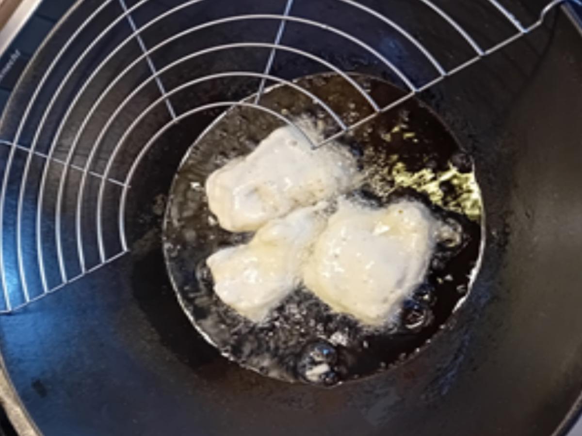 Kabeljaufilet im Bier-Teig mit Pommes-Frites und Rote-Bete-Salat - Rezept - Bild Nr. 5