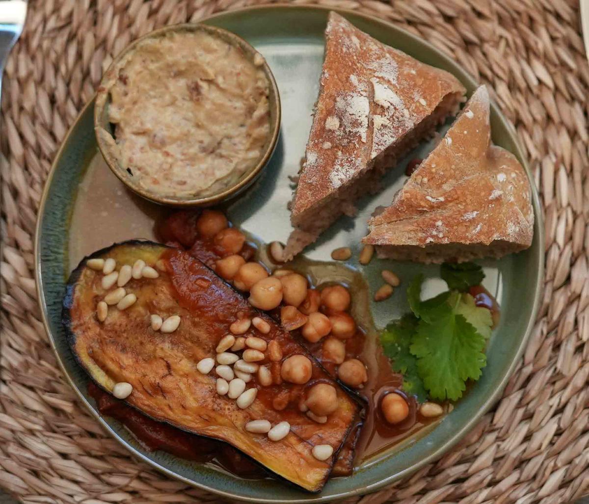 Rezept: Auberginen-Kichererbsen-Sandwich mit Tomaten-Ragout, Brot und Dattel-Dip Bild Nr. 2 Auberginen-Kichererbsen-Sandwich mit Tomaten-Ragout, Brot und Dattel-Dip - Rezept - Bild Nr. 2