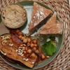 Auberginen-Kichererbsen-Sandwich mit Tomaten-Ragout, Brot und Dattel-Dip - Rezept - Bild Nr. 2