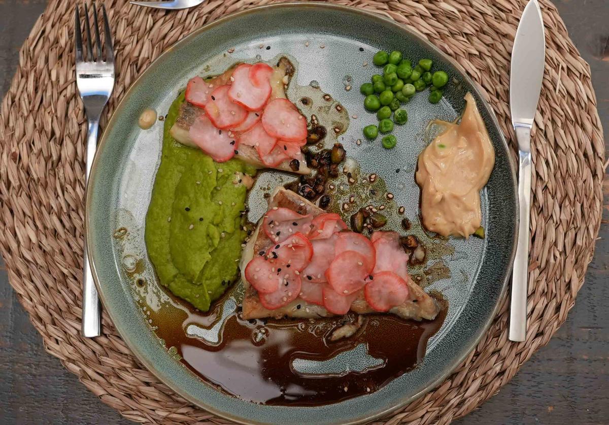 Gebratene Fischfilets auf Erbsenpüree, geröstete Pistazien und Miso-Mayo - Rezept - Bild Nr. 17610