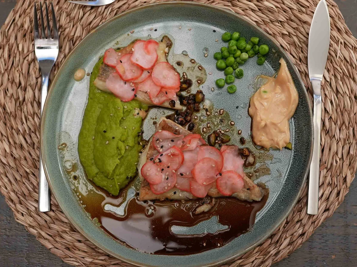 Rezept: Gebratene Fischfilets auf Erbsenpüree, geröstete Pistazien und Miso-Mayo Bild Nr. 17610 Gebratene Fischfilets auf Erbsenpüree, geröstete Pistazien und Miso-Mayo - Rezept - Bild Nr. 17610