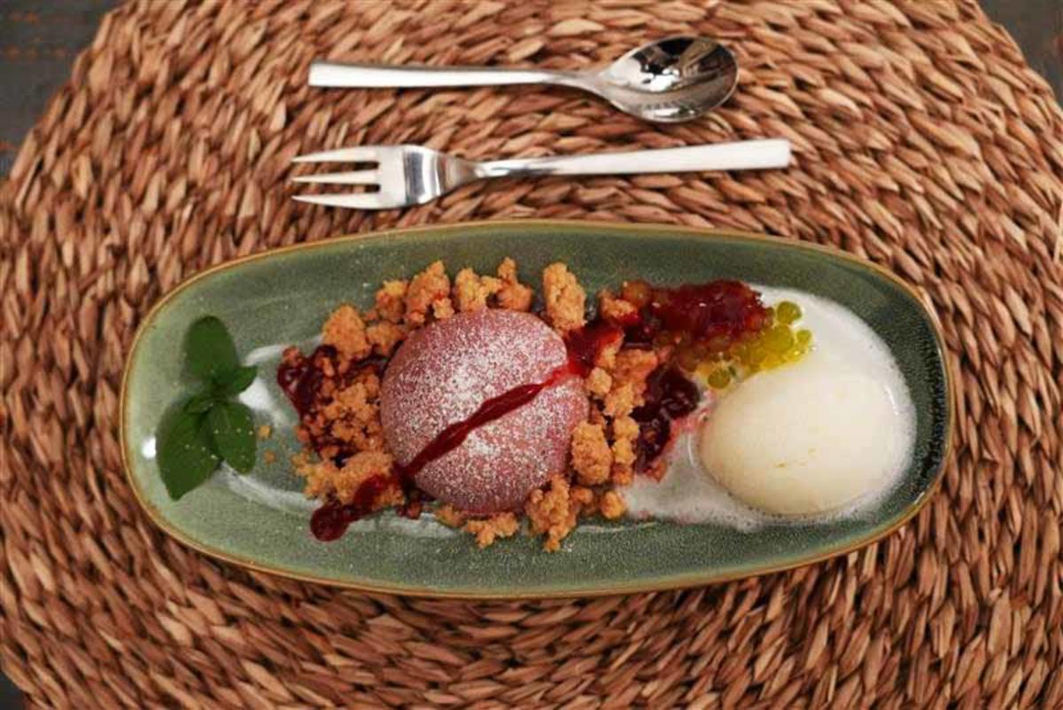 Rezept: Gefüllte Schoko-Halbkugel mit Weiße-Schoko-Creme auf Crumble, und Yuzu-Zitronen-Sorbet Bild Nr. 17610 Gefüllte Schoko-Halbkugel mit Weiße-Schoko-Creme auf Crumble, und Yuzu-Zitronen-Sorbet - Rezept - Bild Nr. 17610