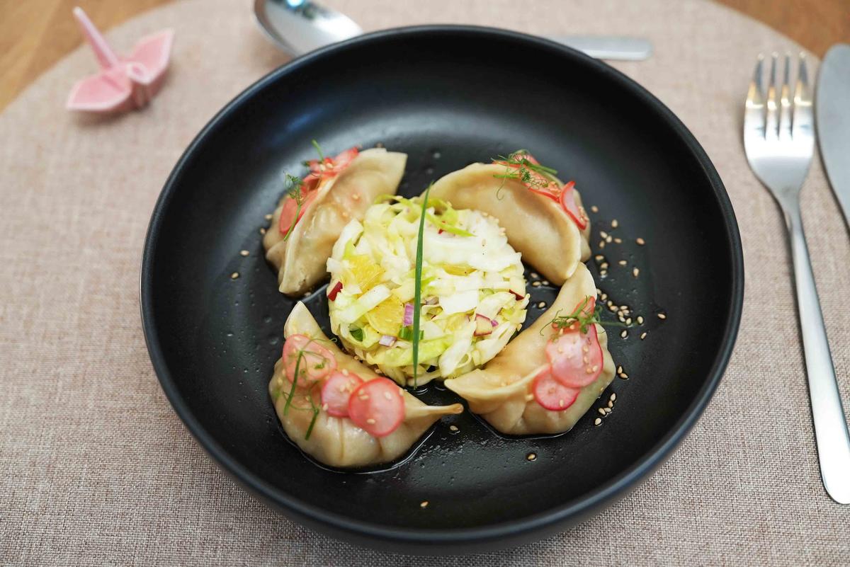 Shrimps-Gyoza mit Yuzu-Soja-Sud, Yuzu-Majo, Spitzkohlsalat und gepickelten Radieschen - Rezept - Bild Nr. 17610