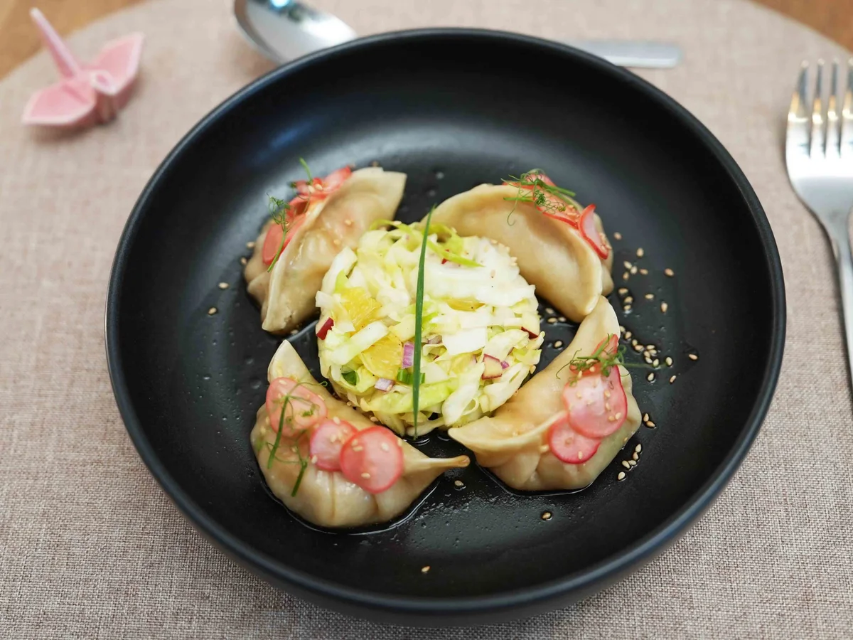 Shrimps-Gyoza mit Yuzu-Soja-Sud, Yuzu-Majo, Spitzkohlsalat und gepickelten Radieschen - Rezept - Bild Nr. 17610