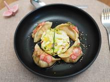 Shrimps-Gyoza mit Yuzu-Soja-Sud, Yuzu-Majo, Spitzkohlsalat und gepickelten Radieschen - Rezept - Bild Nr. 17610