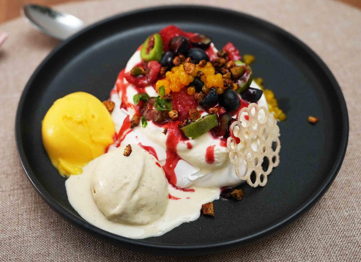 Pavlova mit Beeren, Creme Anglaise, Himbeere, Miso-Pistazie & Mango-Yuzu - Rezept - Bild Nr. 17610