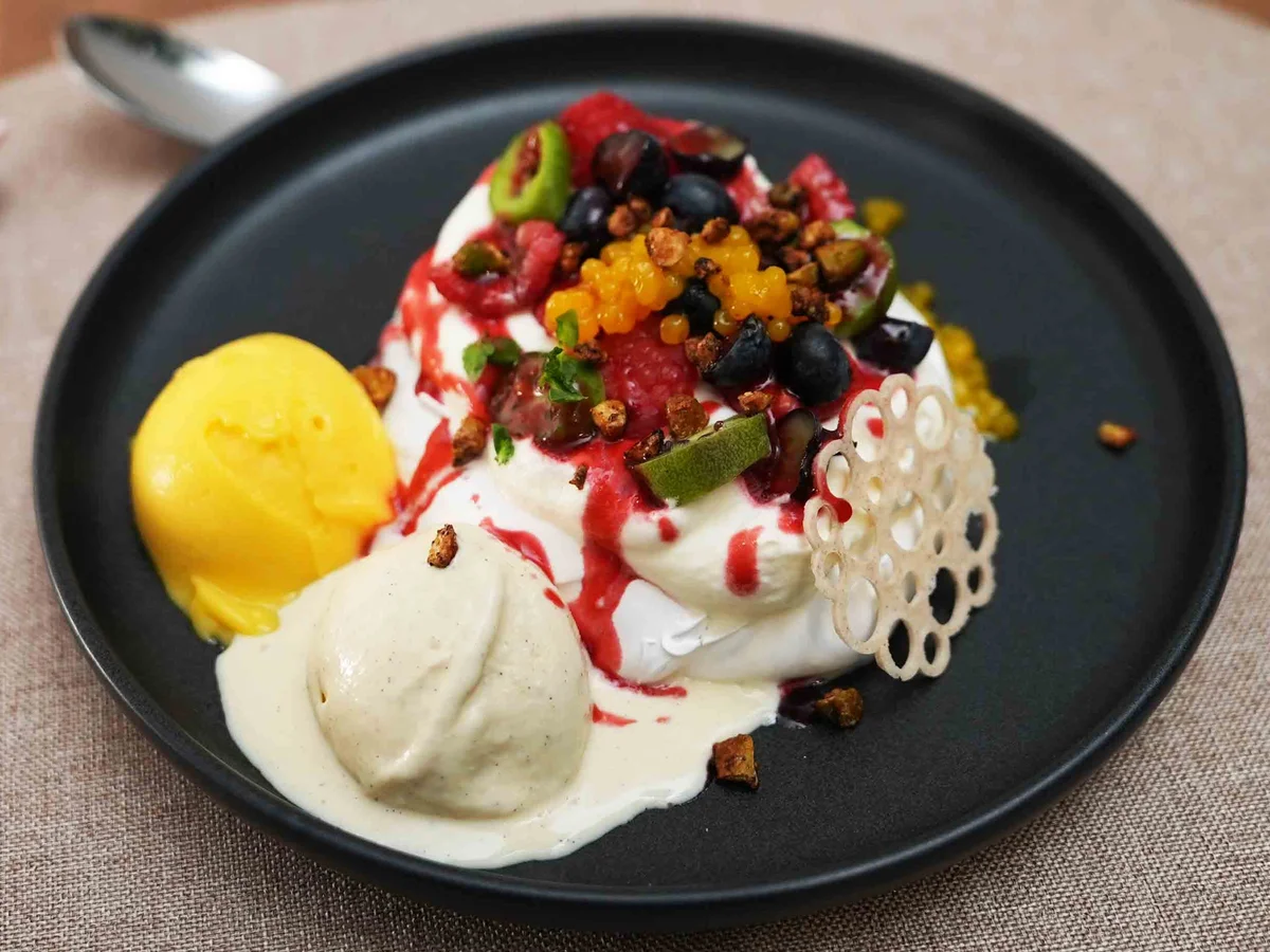Rezept: Pavlova mit Beeren, Creme Anglaise, Himbeere, Miso-Pistazie & Mango-Yuzu Bild Nr. 17610 Pavlova mit Beeren, Creme Anglaise, Himbeere, Miso-Pistazie & Mango-Yuzu - Rezept - Bild Nr. 17610