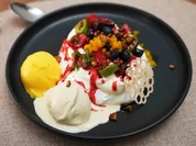 Pavlova mit Beeren, Creme Anglaise, Himbeere, Miso-Pistazie & Mango-Yuzu - Rezept - Bild Nr. 17610