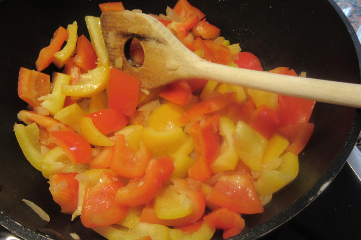 Rezept: Geflügel: Hühnerfleischküchle mit Paprikagemüse Bild Nr. 7 Geflügel: Hühnerfleischküchle mit Paprikagemüse - Rezept - Bild Nr. 7