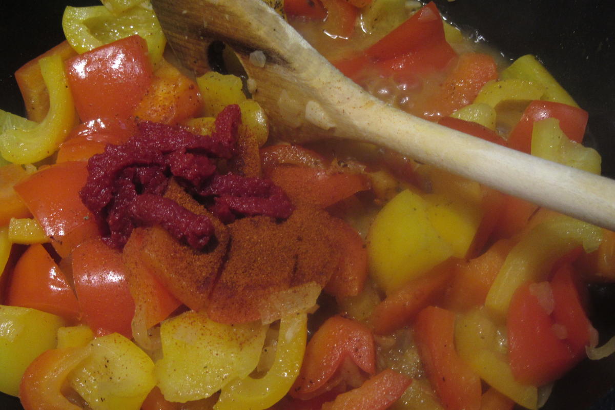 Rezept: Geflügel: Hühnerfleischküchle mit Paprikagemüse Bild Nr. 8 Geflügel: Hühnerfleischküchle mit Paprikagemüse - Rezept - Bild Nr. 8