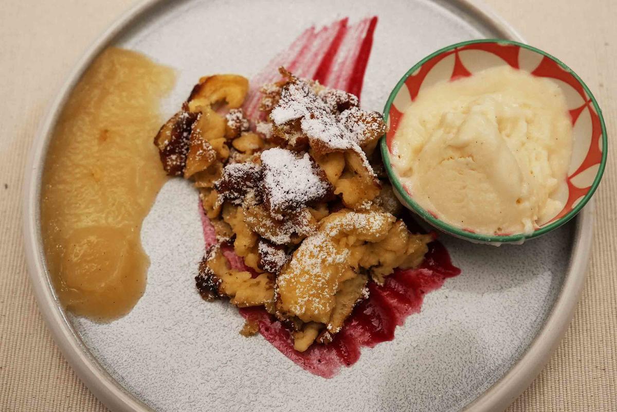 Kaiserschmarrn mit Apfelmus und Apfel-Zimt-Eis - Rezept - Bild Nr. 17640