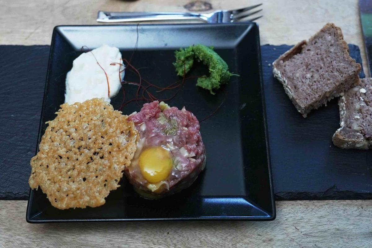 Rinder-Tatar mit Apfeljulienne und Walnussbrot - Rezept - Bild Nr. 17640