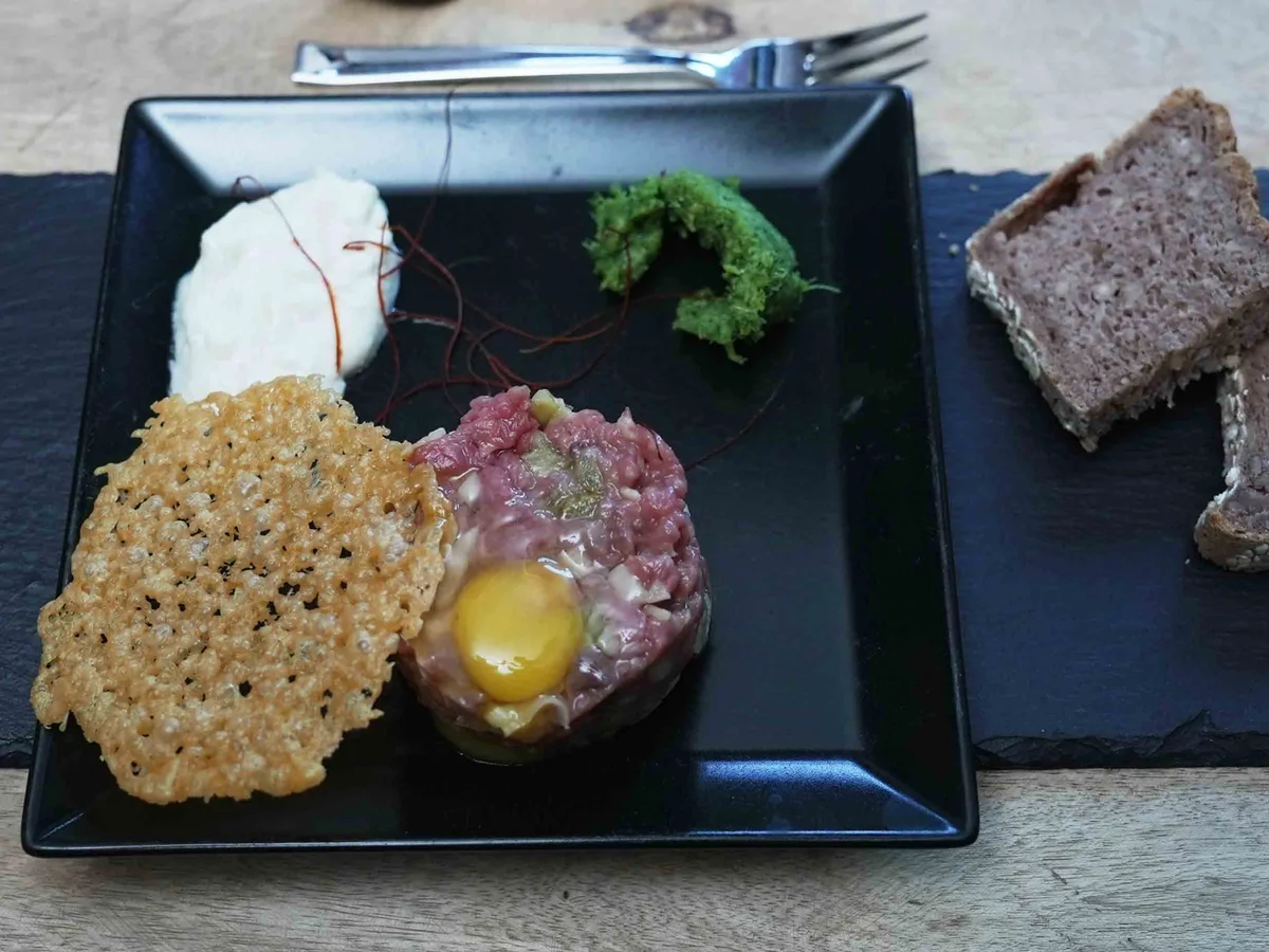 Rinder-Tatar mit Apfeljulienne und Walnussbrot - Rezept - Bild Nr. 17640