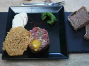 Rinder-Tatar mit Apfeljulienne und Walnussbrot - Rezept - Bild Nr. 17640