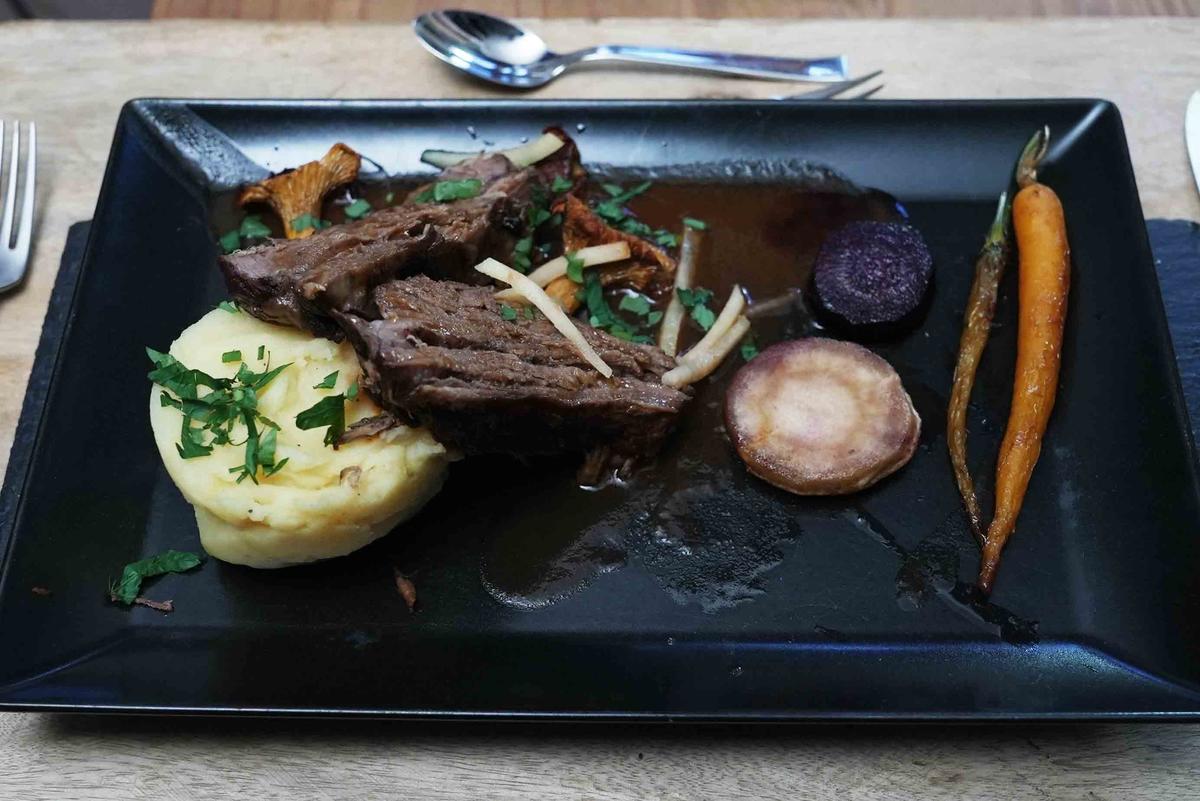 Geschmorter Rinderbraten mit Apfeljus, glasiertem Gemüse, Pfifferlingen & Stampf - Rezept - Bild Nr. 2