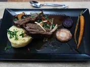 Geschmorter Rinderbraten mit Apfeljus, glasiertem Gemüse, Pfifferlingen & Stampf - Rezept - Bild Nr. 2