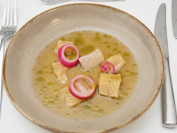 Saiblings-Ceviche mit Mango-Leche de Tigre, Korianderöl & eingelegten Zwiebeln - Rezept - Bild Nr. 2