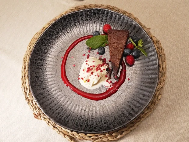 Rezept: Schokotarte mit Vanille-Tonka-Eis und Himbeer-Coulis Bild Nr. 2 Schokotarte mit Vanille-Tonka-Eis und Himbeer-Coulis - Rezept - Bild Nr. 2