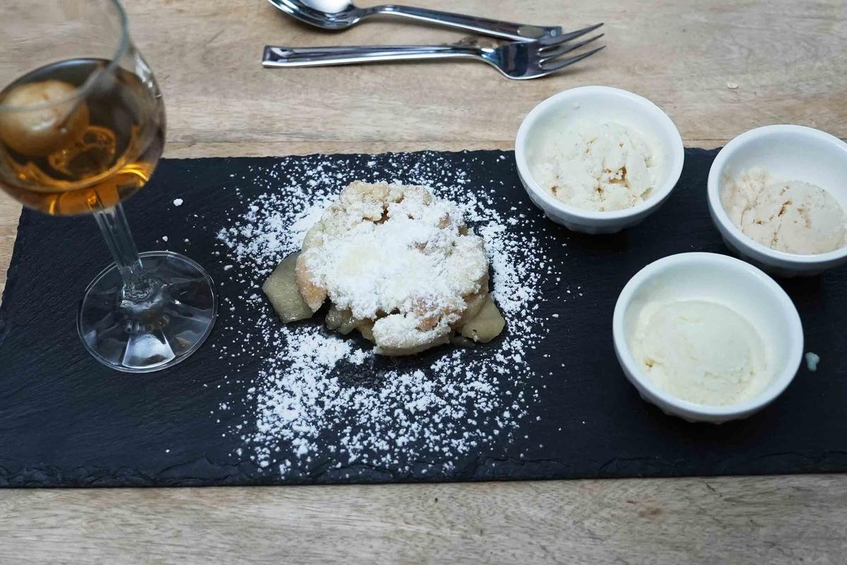 Apfel-Crumble mit Apfel-Eis und eingelegten Mispelchen - Rezept - Bild Nr. 2