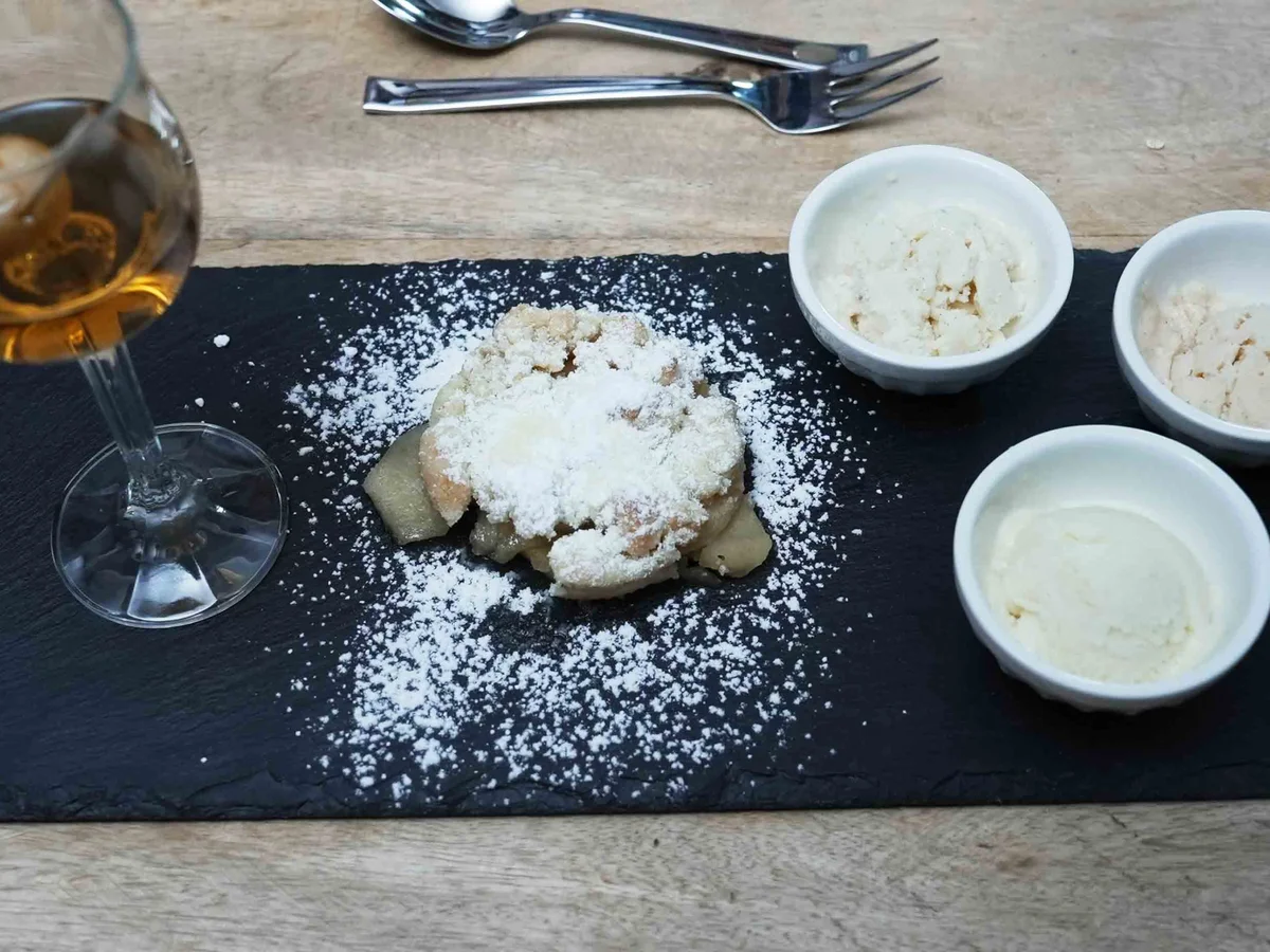 Apfel-Crumble mit Apfel-Eis und eingelegten Mispelchen - Rezept - Bild Nr. 2