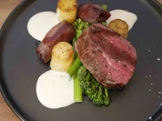 Rinderfilet mit Rotweinschalotten, Kartoffeln, wilder Brokkoli und Parmesanschaum - Rezept - Bild Nr. 17640