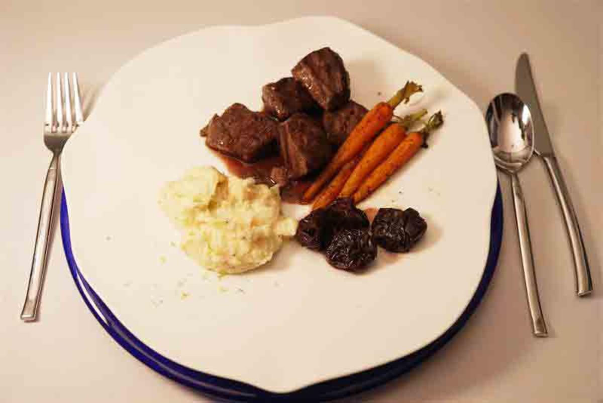 Rehragout mit Portweinpflaumen, Pastinakenpüree und Möhren - Rezept - Bild Nr. 17640
