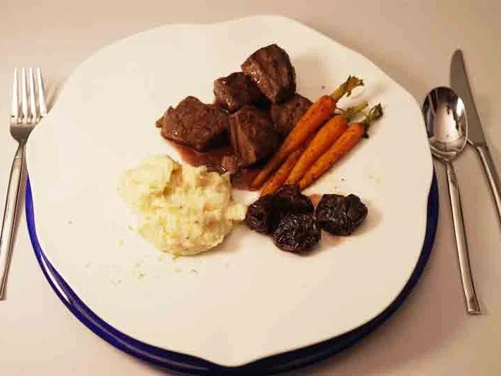 Rehragout mit Portweinpflaumen, Pastinakenpüree und Möhren - Rezept - Bild Nr. 17640