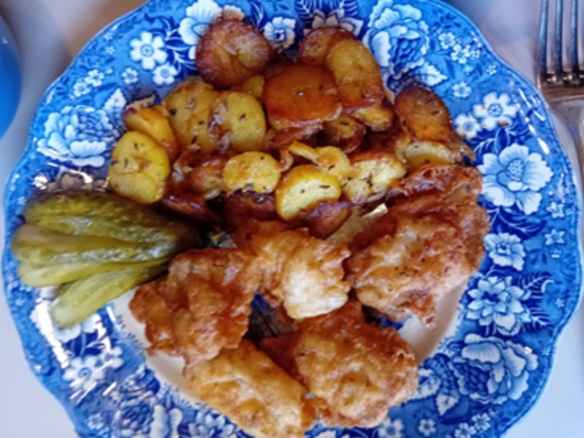 Kabeljaufilet im Bierteig mit Bratkartoffel-Drillingen und Chinakohl-Salat - Rezept - Bild Nr. 2