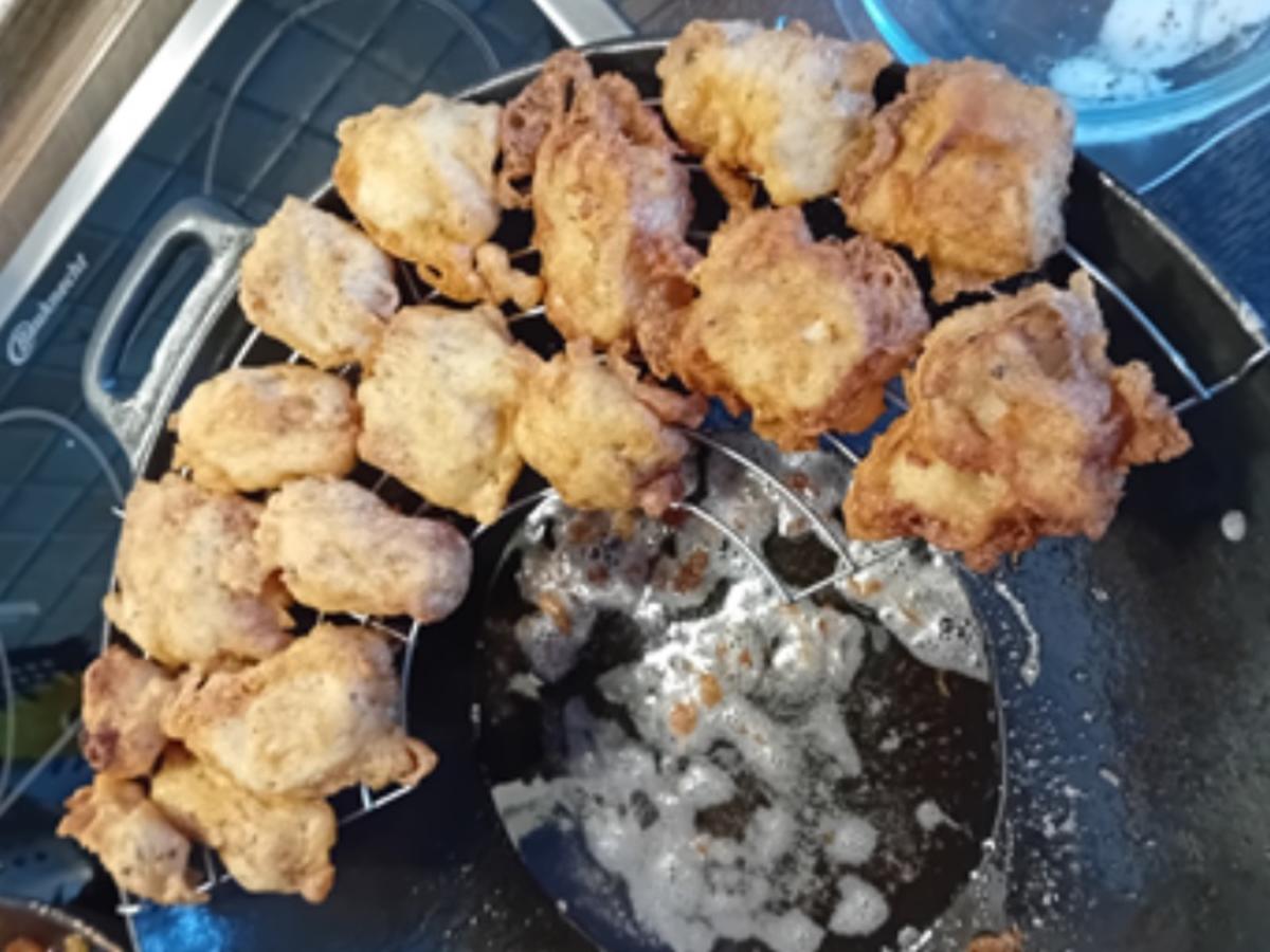 Kabeljaufilet im Bierteig mit Bratkartoffel-Drillingen und Chinakohl-Salat - Rezept - Bild Nr. 11