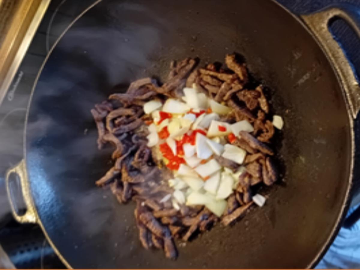 Rindfleisch mit Chinakohl und Erbsen im Wok mit Basmatireis - Rezept - Bild Nr. 7