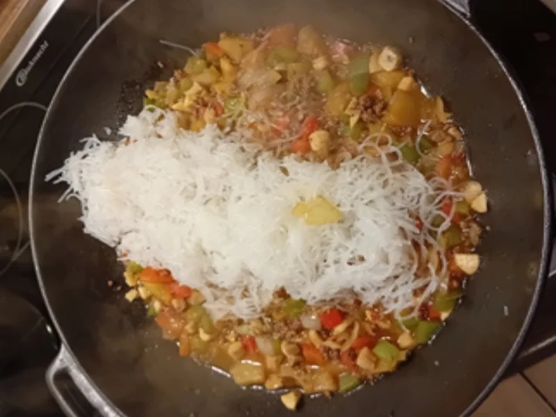 Geschmortes Hackfleisch mit Gemüsemix und Glasnudeln - Rezept - Bild Nr. 17657