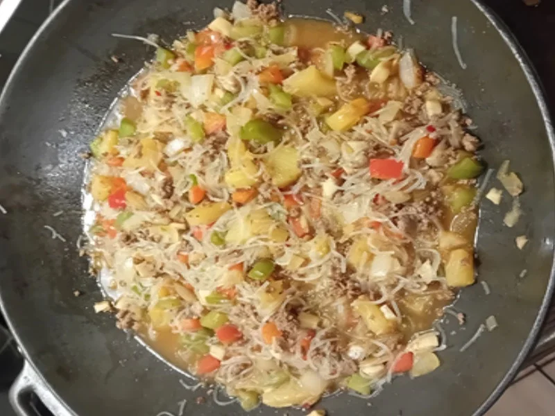 Geschmortes Hackfleisch mit Gemüsemix und Glasnudeln - Rezept - Bild Nr. 17658