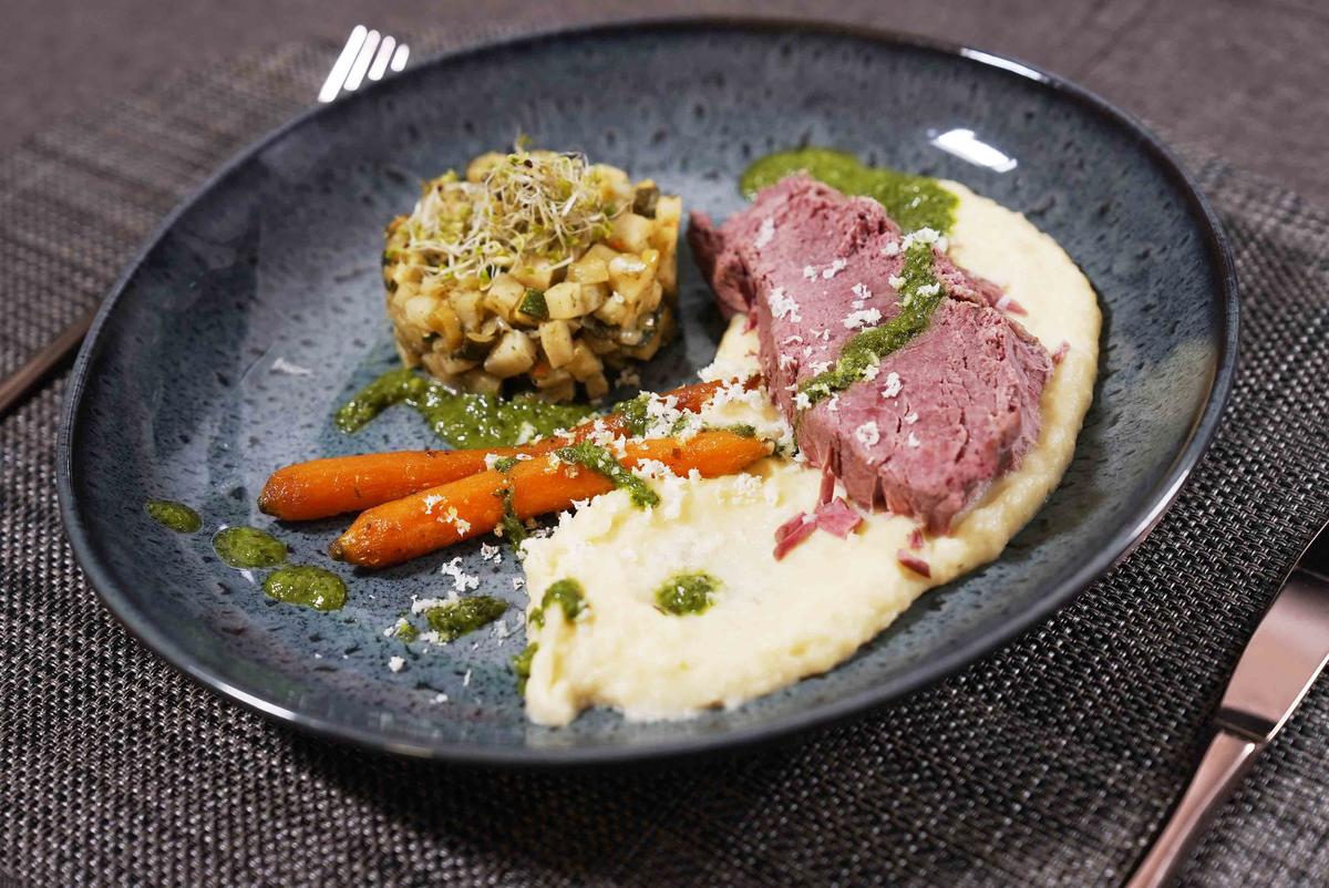 Rezept: Tafelspitz auf Kartoffelselleriepüree mit Wurzelgemüse und Meerrettichsauce Bild Nr. 17647 Tafelspitz auf Kartoffelselleriepüree mit Wurzelgemüse und Meerrettichsauce - Rezept - Bild Nr. 17647