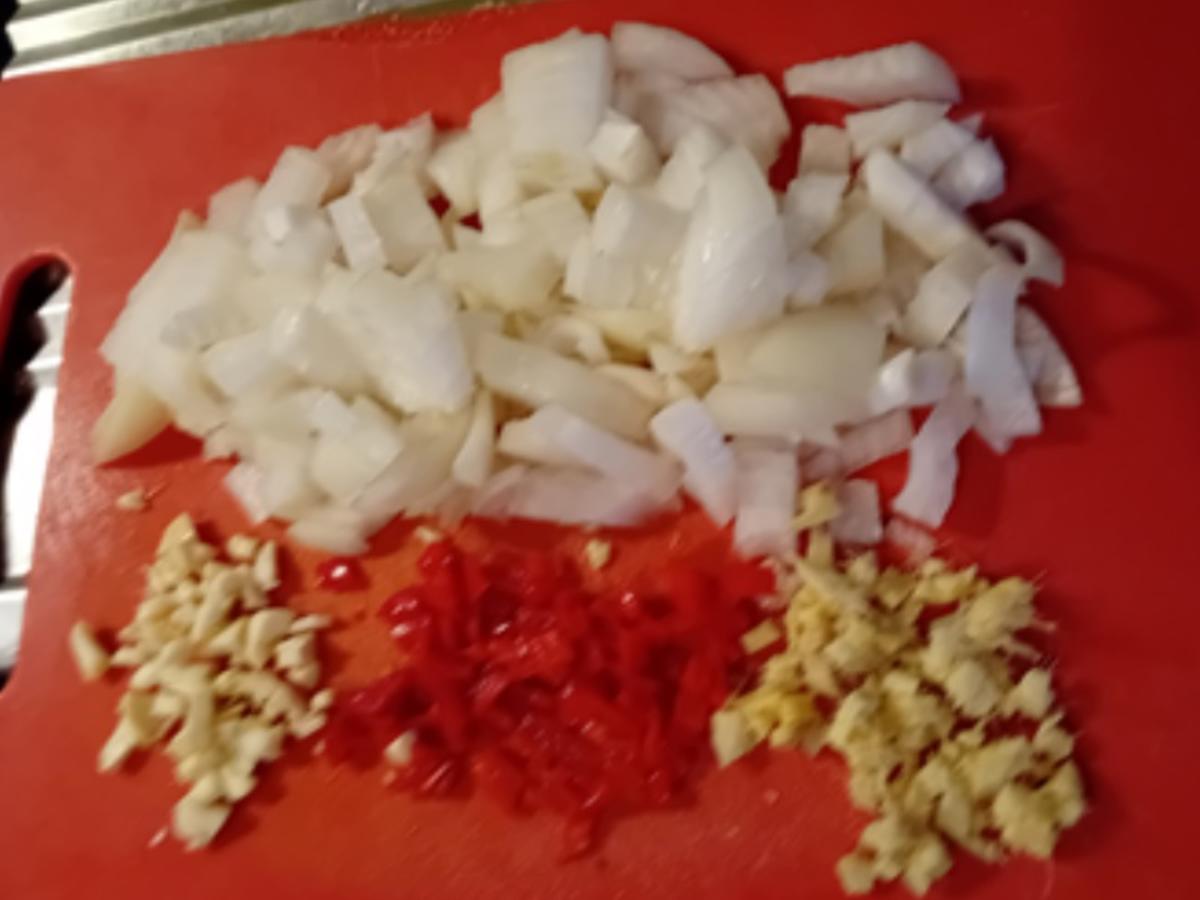 Rezept: Bundmöhren-Creme-Suppe mit asiatischer Note und Mettbällchen-Einlage Bild Nr. 6 Bundmöhren-Creme-Suppe mit asiatischer Note und Mettbällchen-Einlage - Rezept - Bild Nr. 6